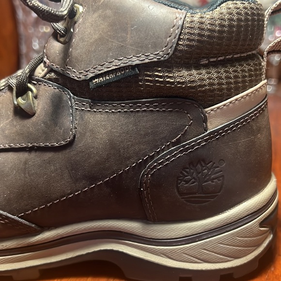Timberland Girls mid rise waterproof leather hiking boots. Size 4 1/2 - Picture 3 of 8